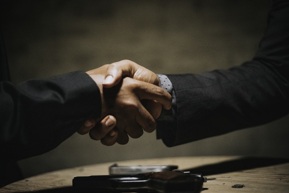 Equipe de imobiliária recebendo e distribuindo leads de tráfego pago