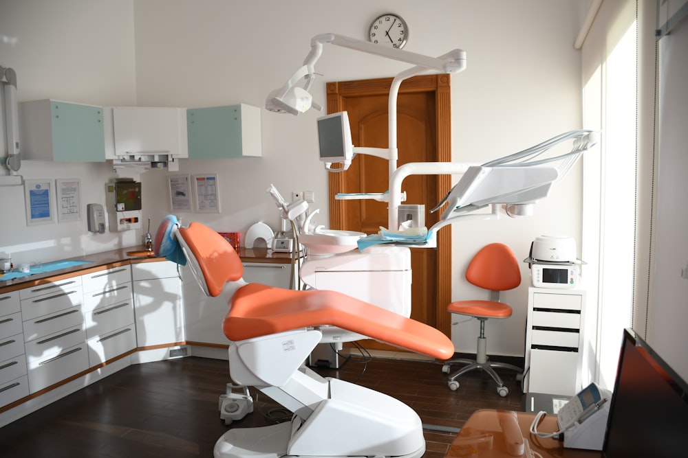 Dentista atendendo paciente seguindo as regras de publicidade do CFO