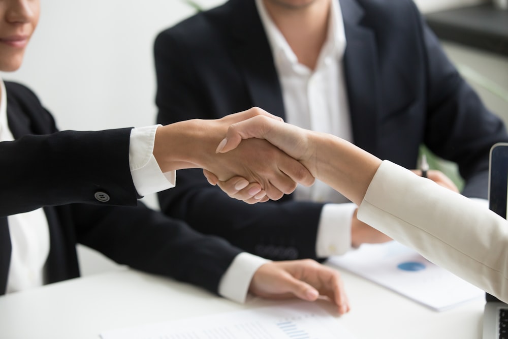 Advogado captando cliente com marketing jurídico