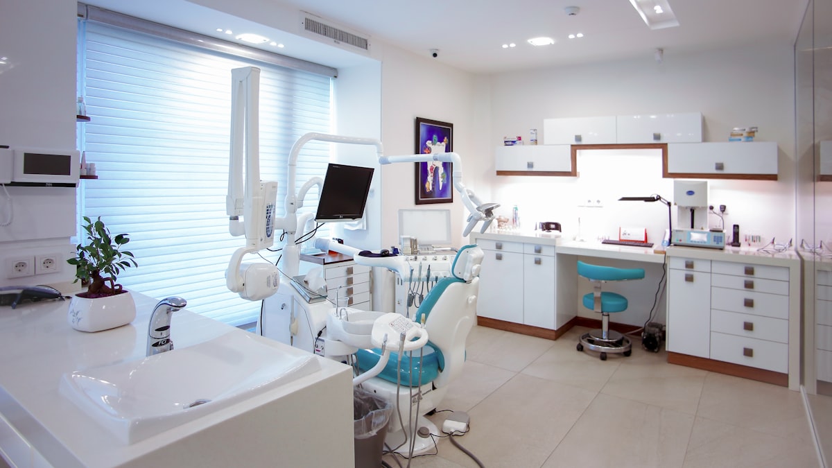 Consultório odontológico moderno usado em estratégia de marketing para dentistas