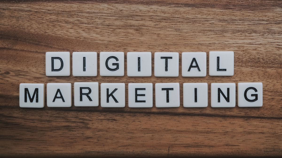 Quanto custa anunciar no Google: mesa de trabalho de marketing digital