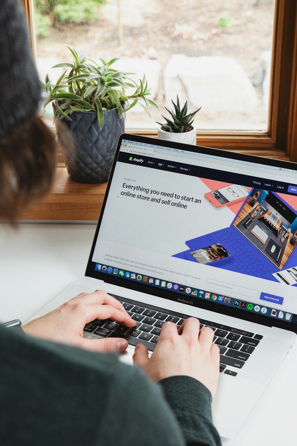 Pessoa calculando o custo por clique no Google Ads no laptop