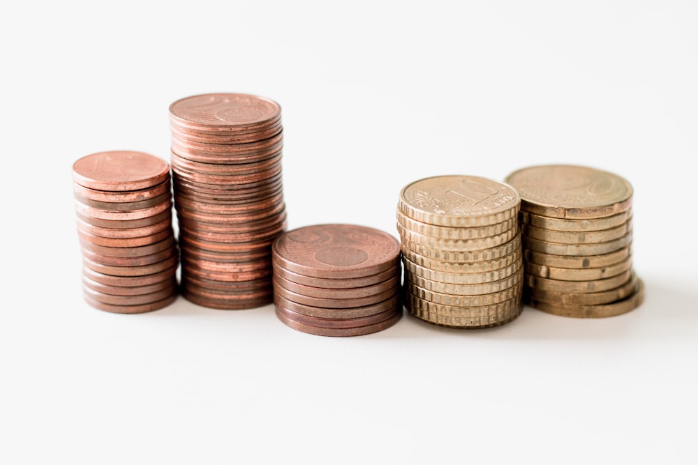 Faixa de investimento para anunciar no Google em moedas empilhadas