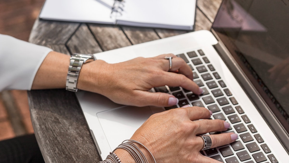 Tráfego pago para advogados: profissional planejando a campanha no laptop