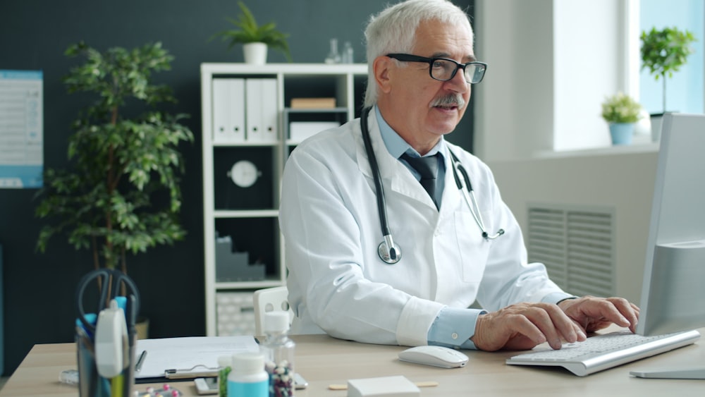 Médico usando o computador para gerenciar anúncios de tráfego pago para médicos no Google