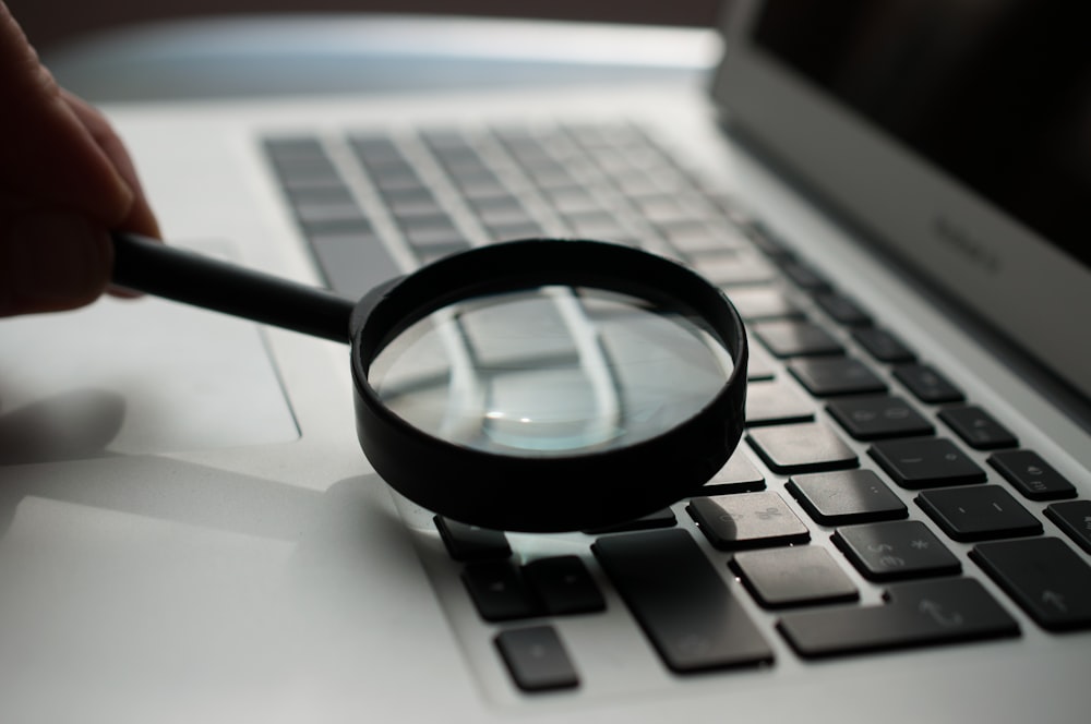 Cliente pesquisando advogado no Google para captar clientes na advocacia