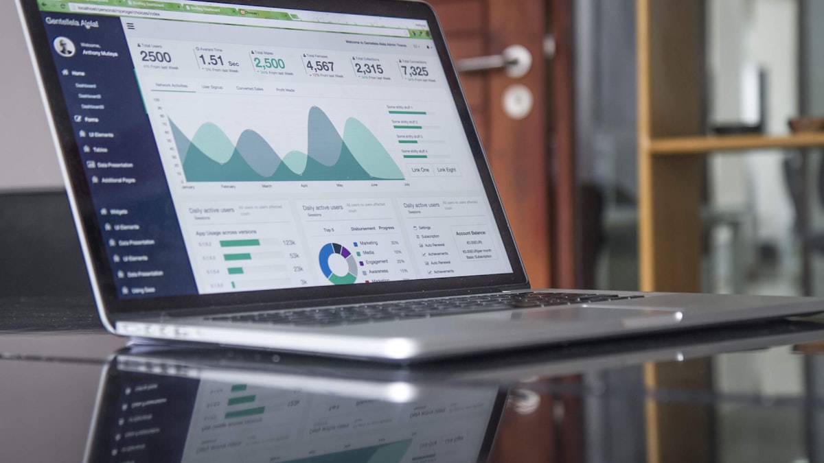 Como funciona o tráfego pago: painel de métricas de anúncios no notebook