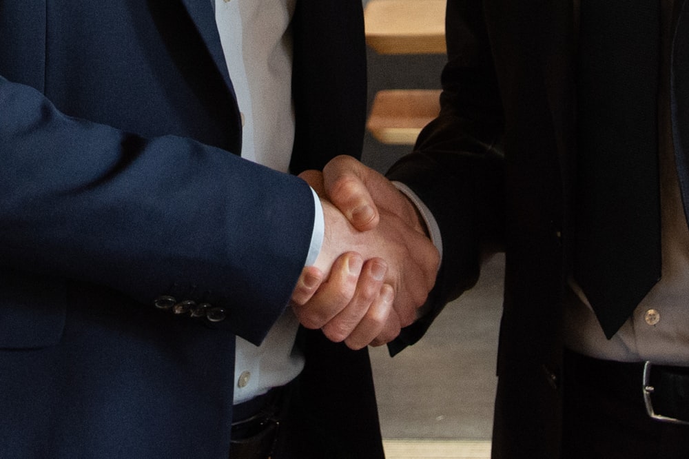 Dono de negócio e gestor de tráfego fechando parceria