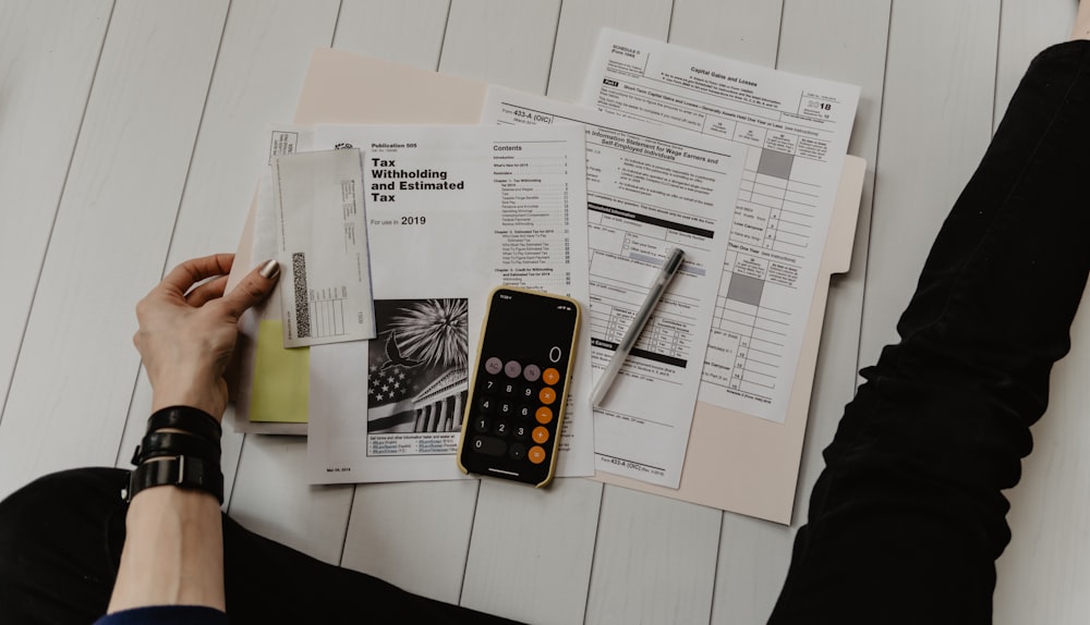 Calculadora e papel representando a conta de contratar um gestor de tráfego