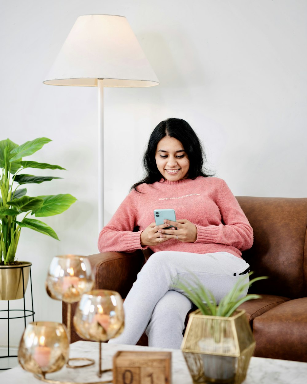 Cliente pesquisando escritório de arquitetura no celular