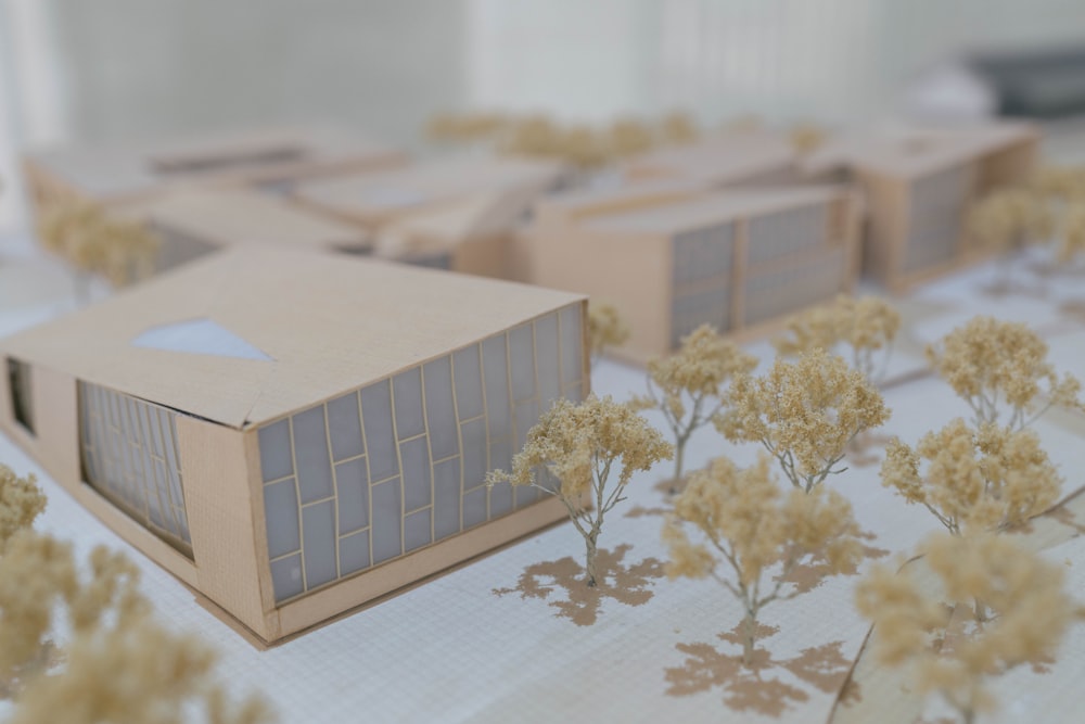 Maquete e planta na mesa de um escritório de arquitetura