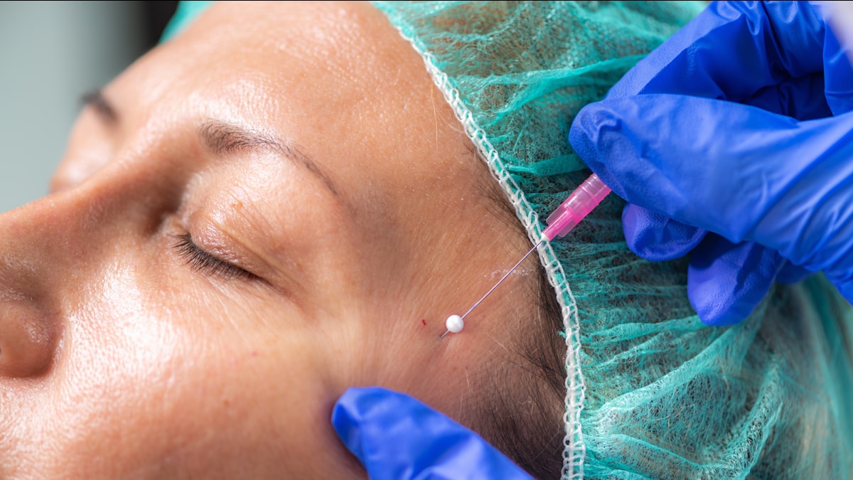 Marketing para clínica de estética: profissional em atendimento facial