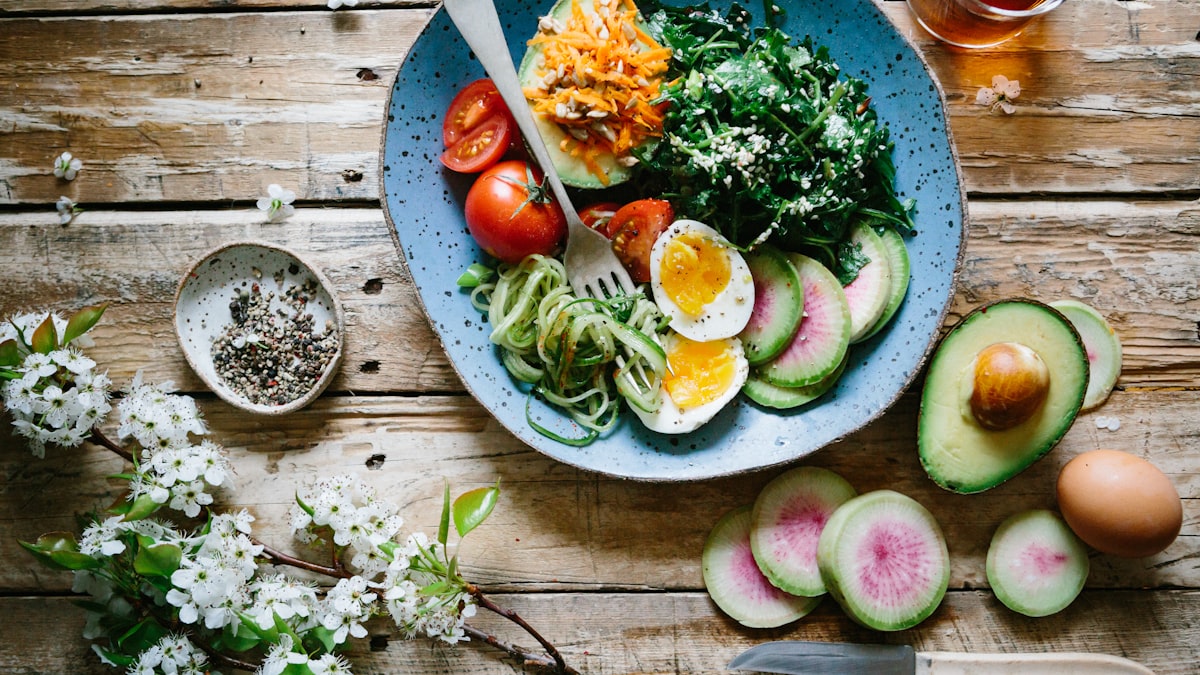 Marketing para nutricionista: mesa com comida saudável e planejamento