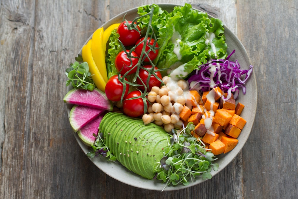 Marketing para nutricionista: consulta de nutrição com prato saudável na mesa