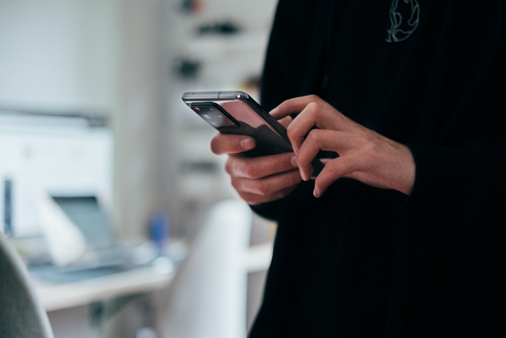 Paciente buscando dentista no celular, alvo do tráfego pago para dentistas