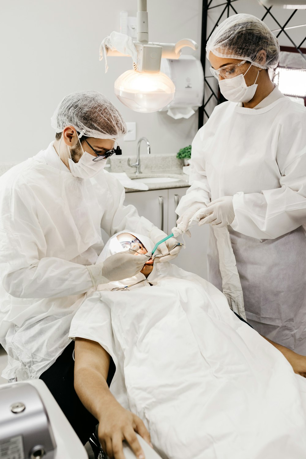 Consultório odontológico moderno pronto para receber pacientes de anúncio