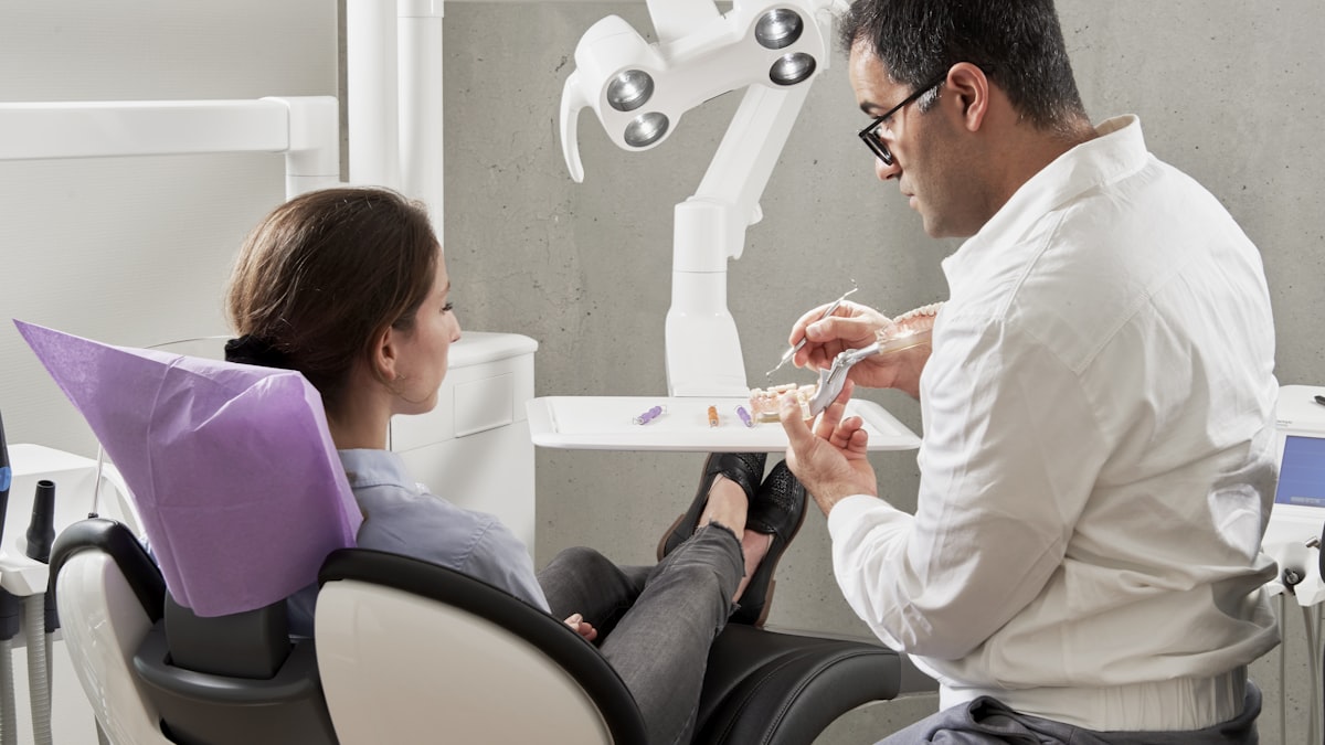 Tráfego pago para dentistas: dentista atende paciente em consultório odontológico