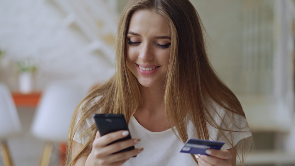 Pessoa com cartão começando a investir em tráfego pago